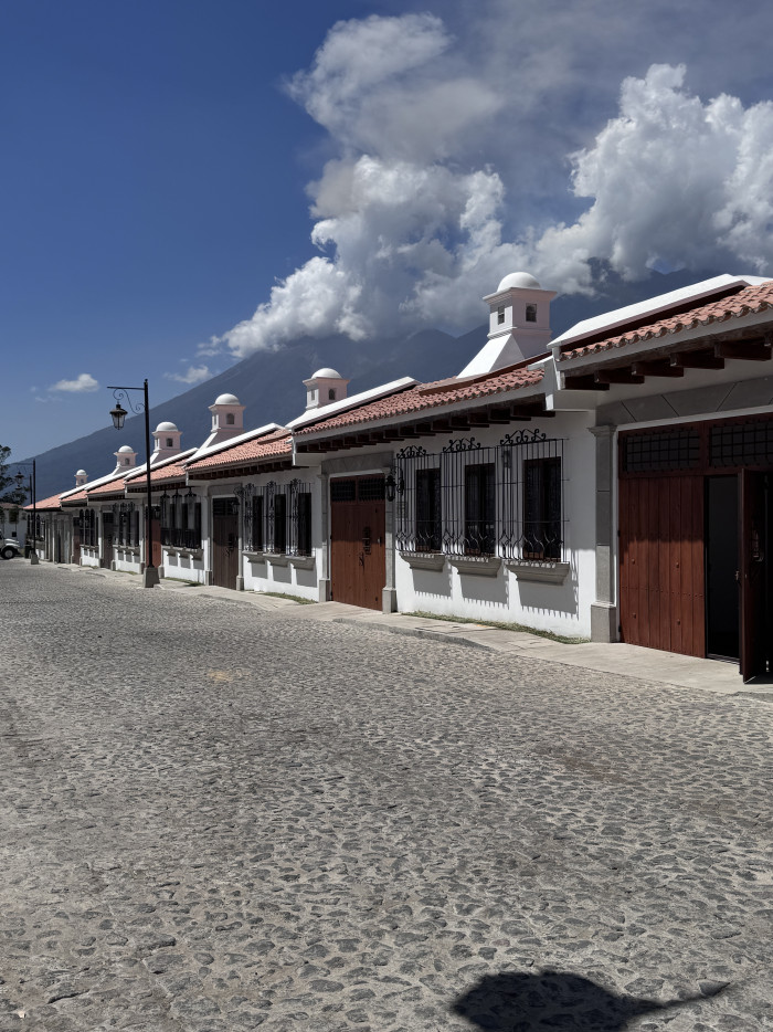 Hermosa Casa En Venta en Franciscanos Antigua Guatemala - Image 1