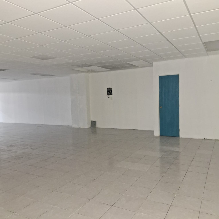 En ALQUILER LOCAL Comercial En zona 5 Centro Comercial - Image 5