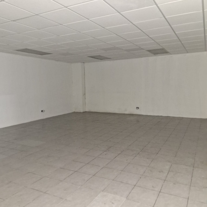 En ALQUILER LOCAL Comercial En zona 5 Centro Comercial - Miniatura 6
